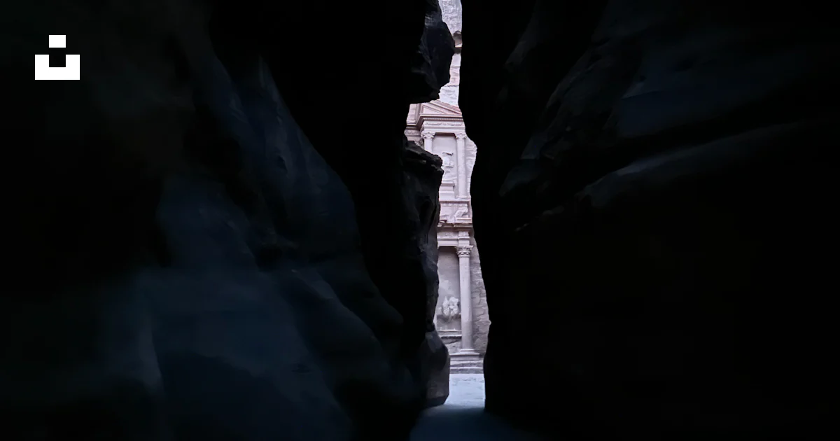 A narrow narrow passage between two large rocks photo – Free Petra ...