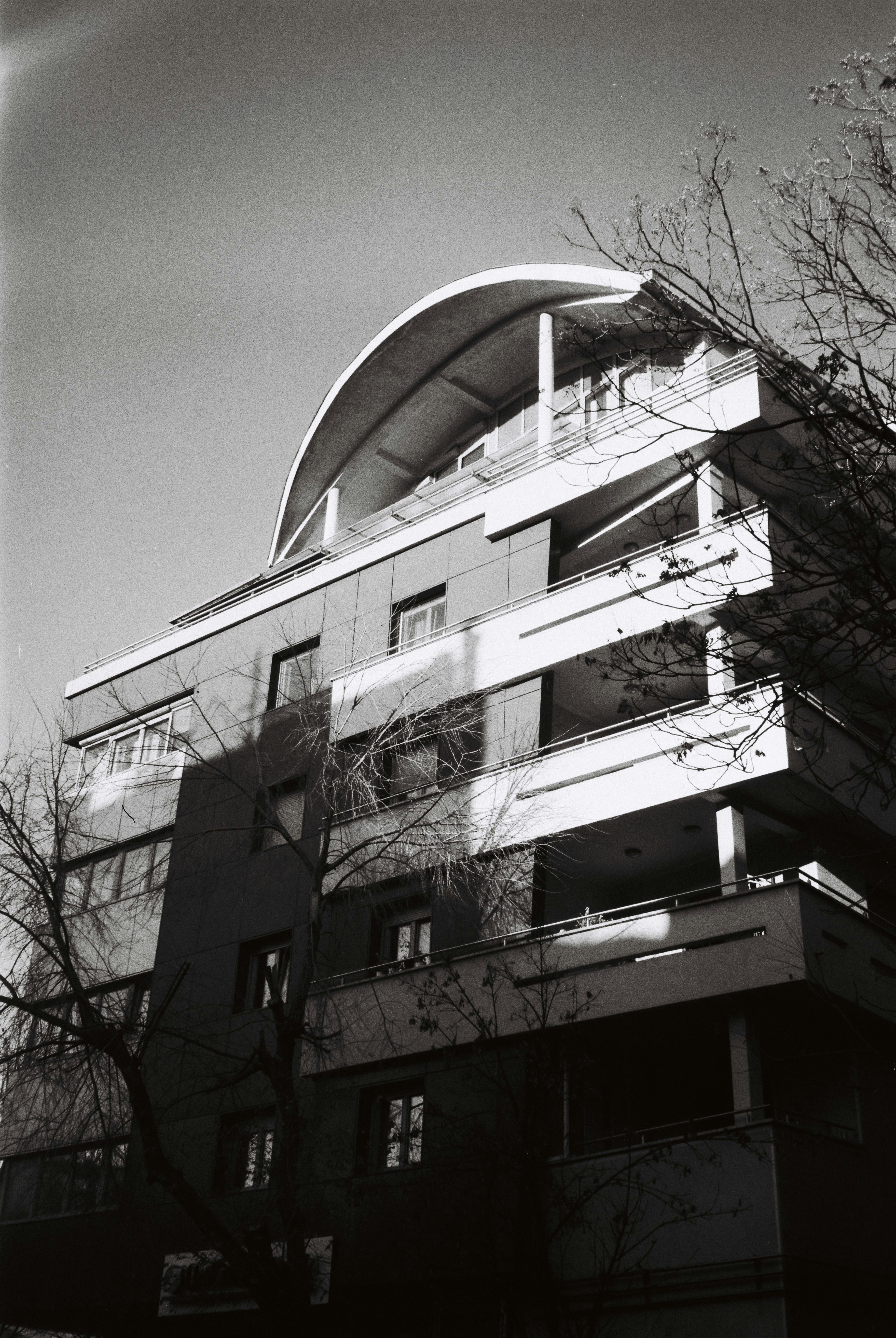 una foto in bianco e nero di un edificio