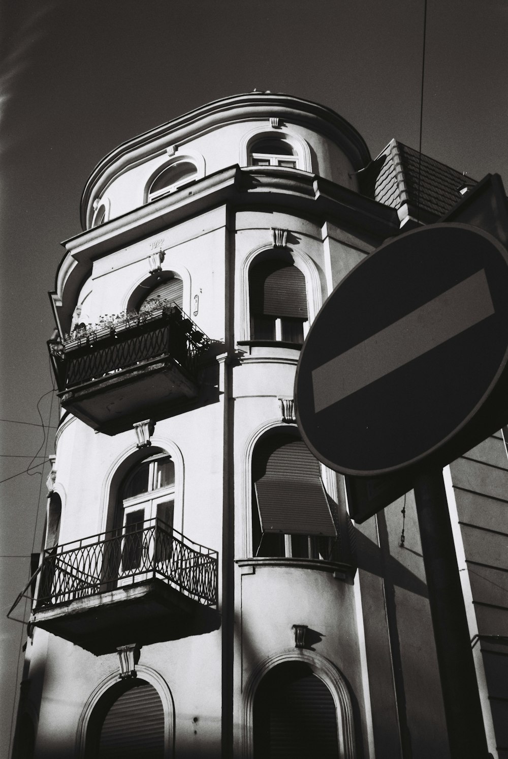 a black and white photo of a building