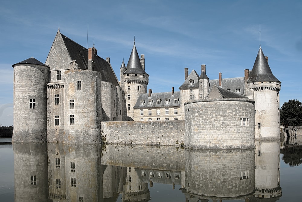a castle is shown with its reflection in the water