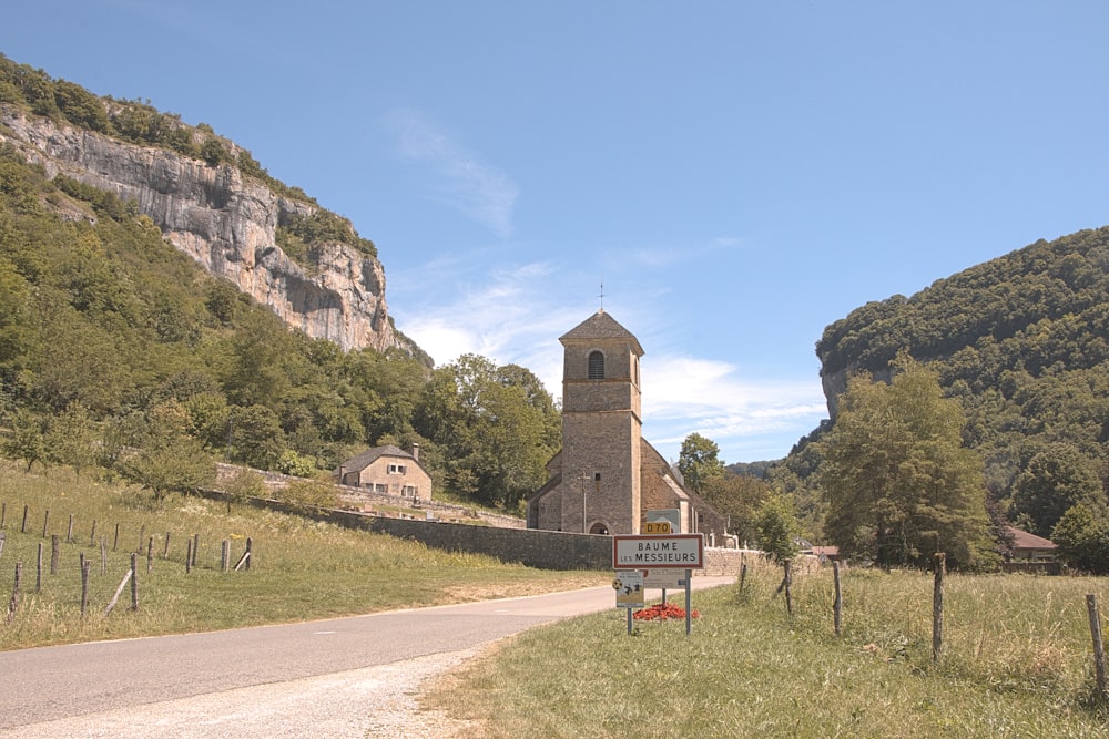 Uma igreja no meio de uma estrada rural