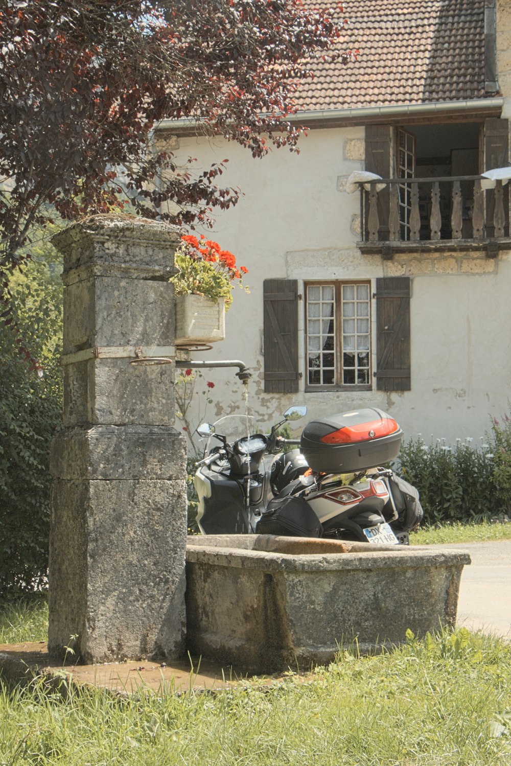 a motorcycle is parked in front of a building