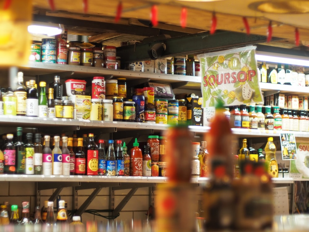 Una tienda llena de muchas botellas de alcohol