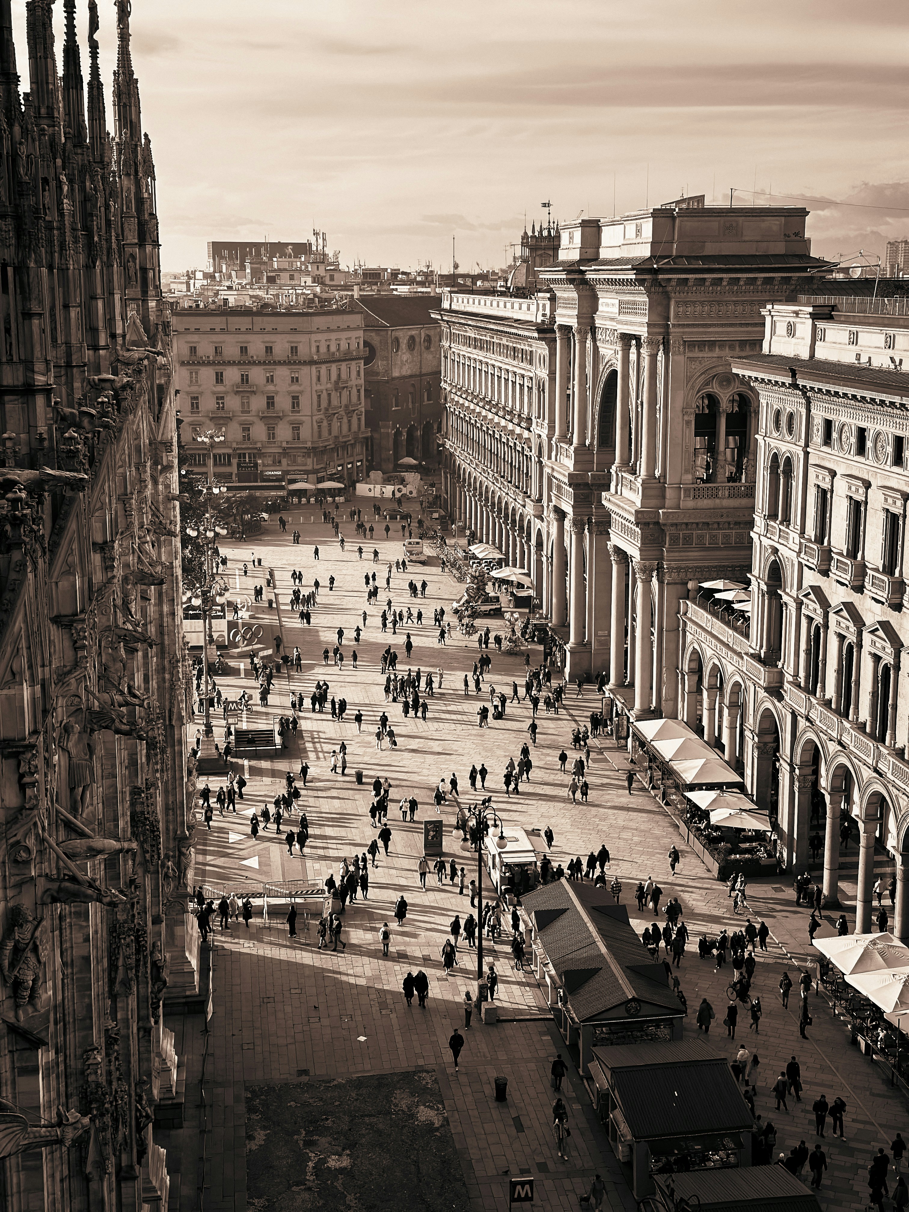 a black and white photo of a city street