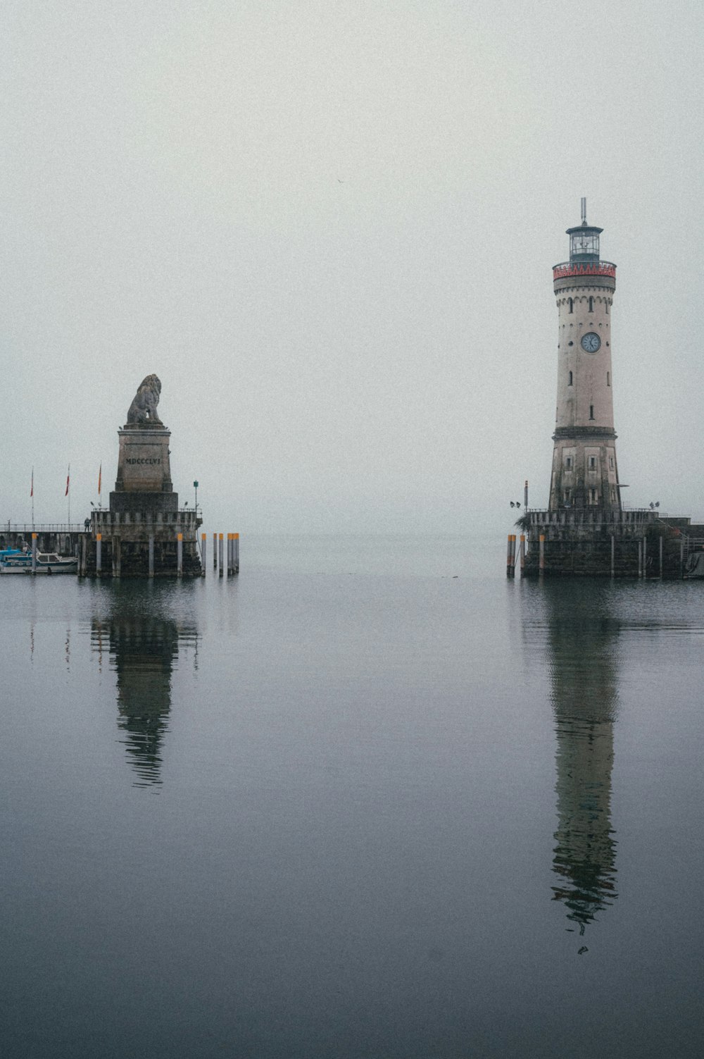 水面に浮かぶ灯台
