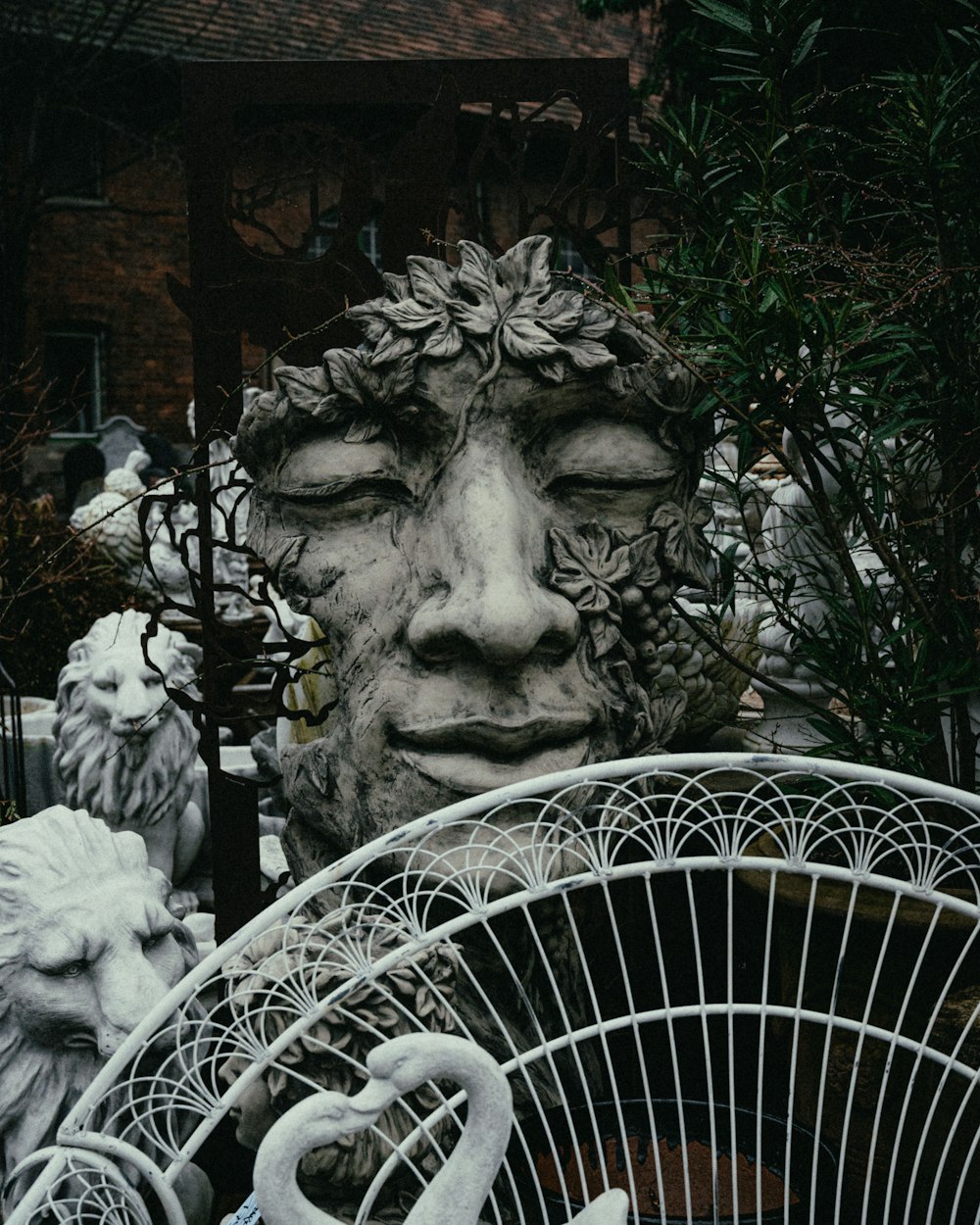 una statua di un volto circondato da altre statue
