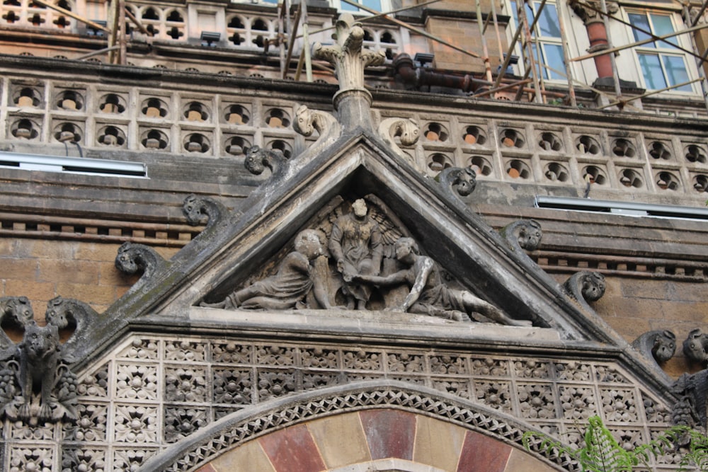 ein großes Gebäude mit einer Uhr an der Fassade