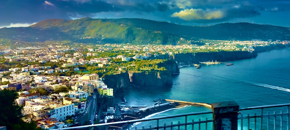 Una vista panoramica di una città e dell'oceano