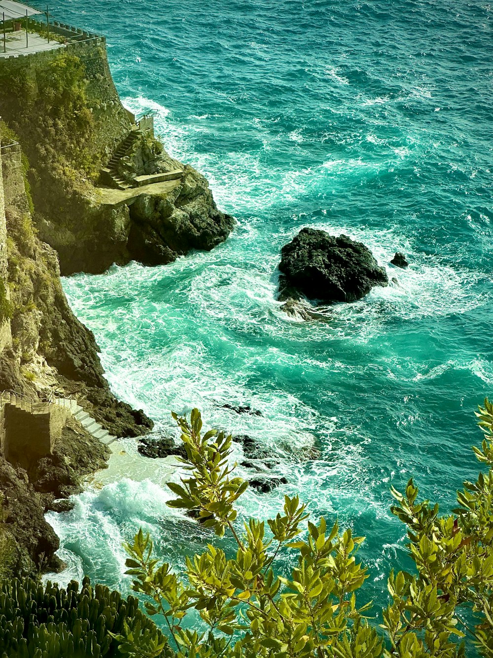 Una vista dell'oceano da una scogliera