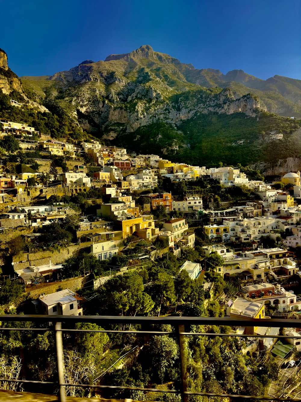 uma vista de uma cidade com montanhas ao fundo