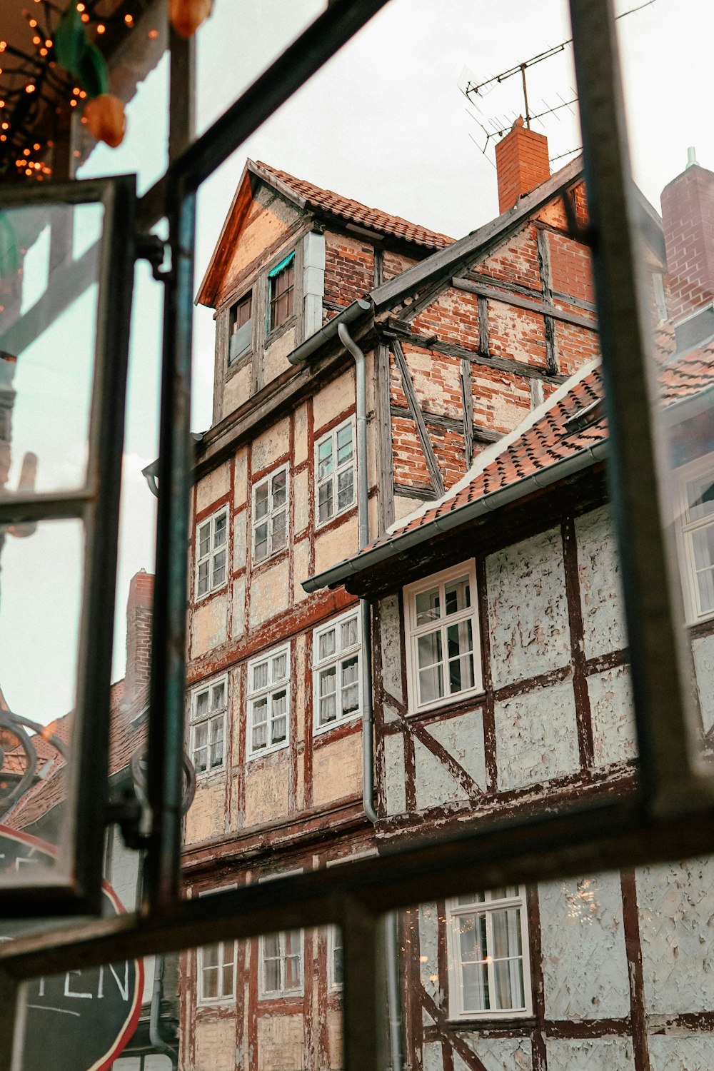 um edifício é visto através de uma janela com um reflexo