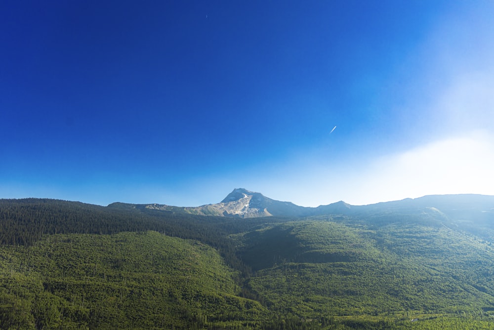 Una vista de una cadena montañosa con un cielo azul claro