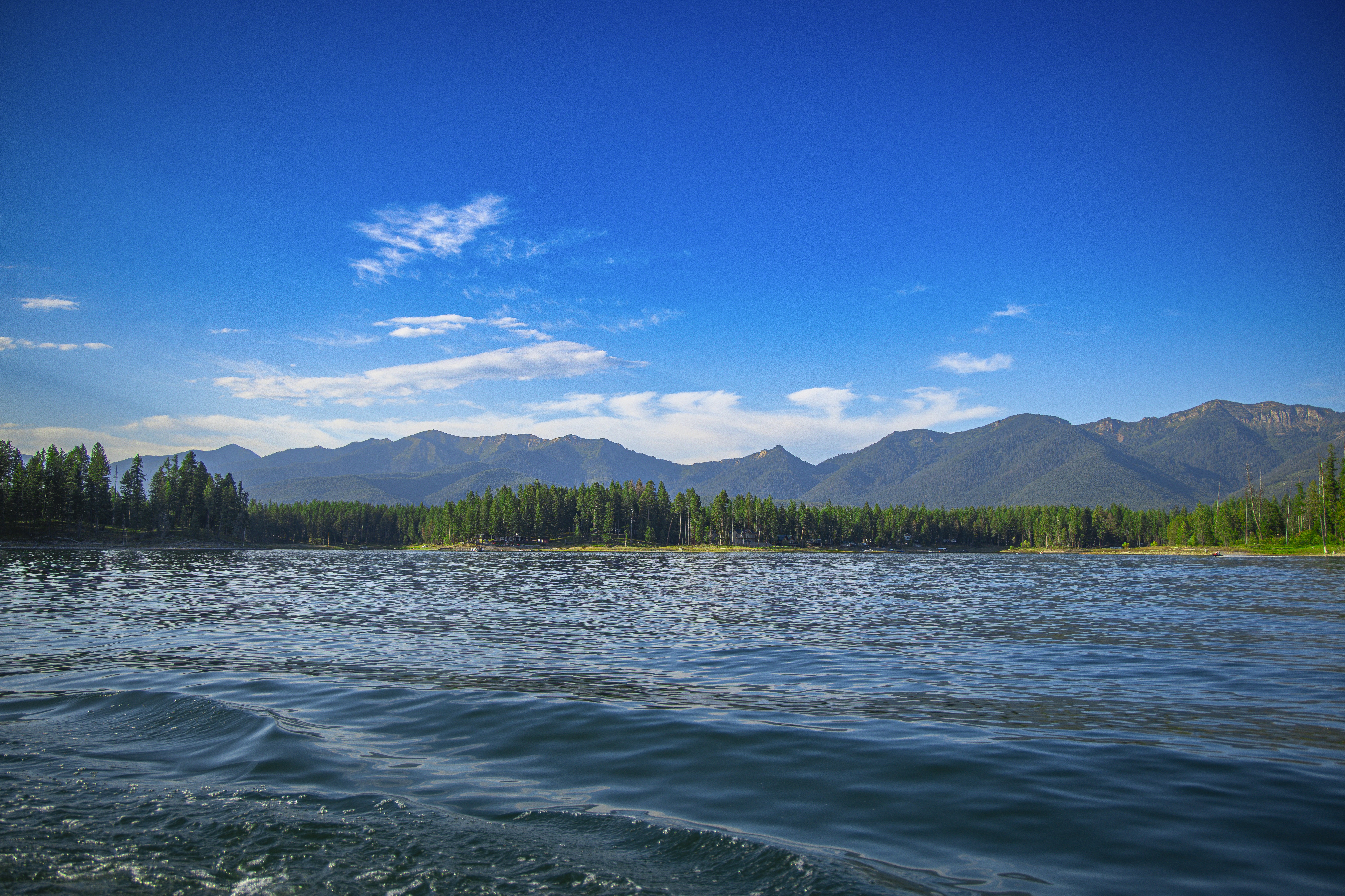 un plan d’eau avec des montagnes en arrière-plan
