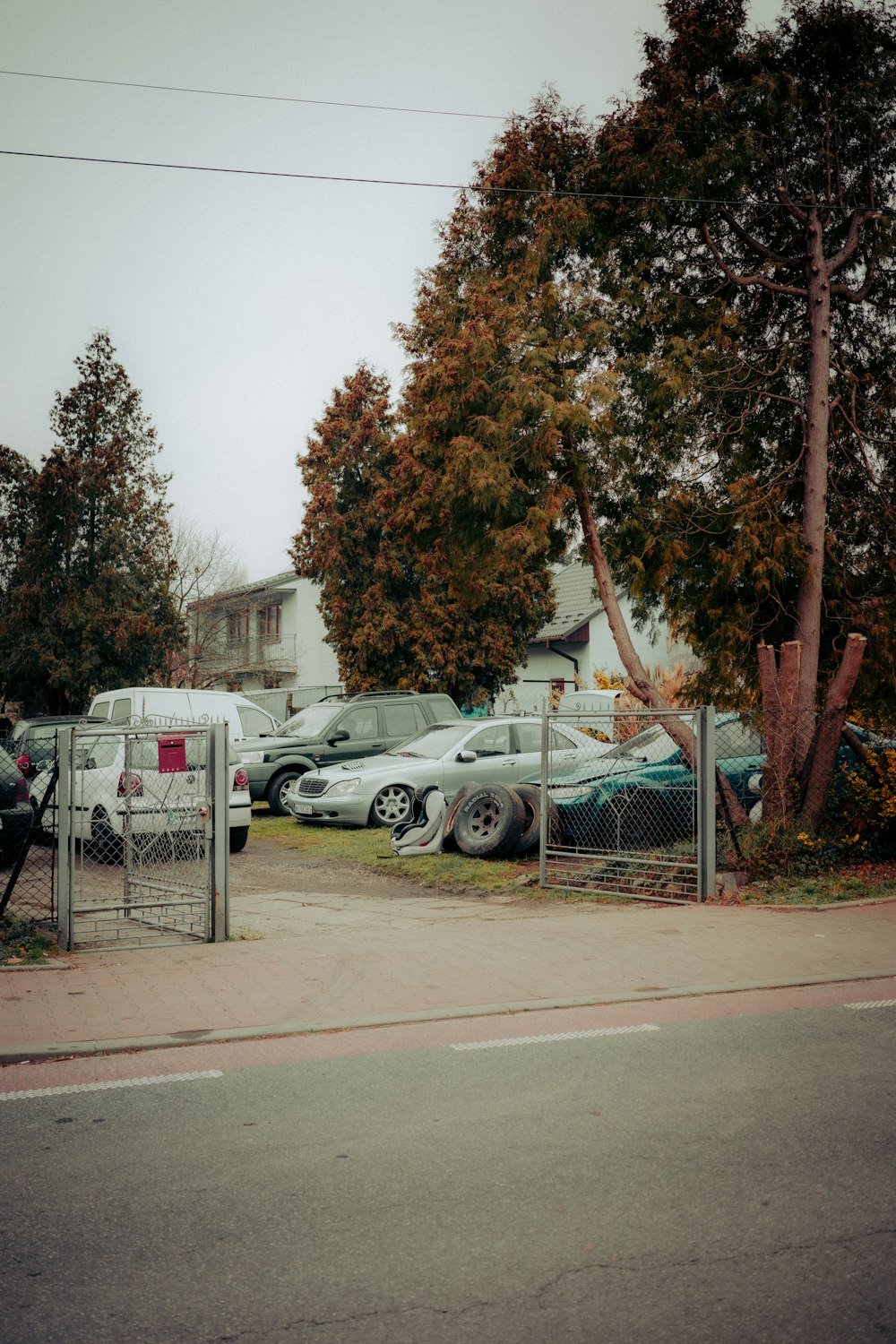 Un aparcamiento lleno de coches aparcados