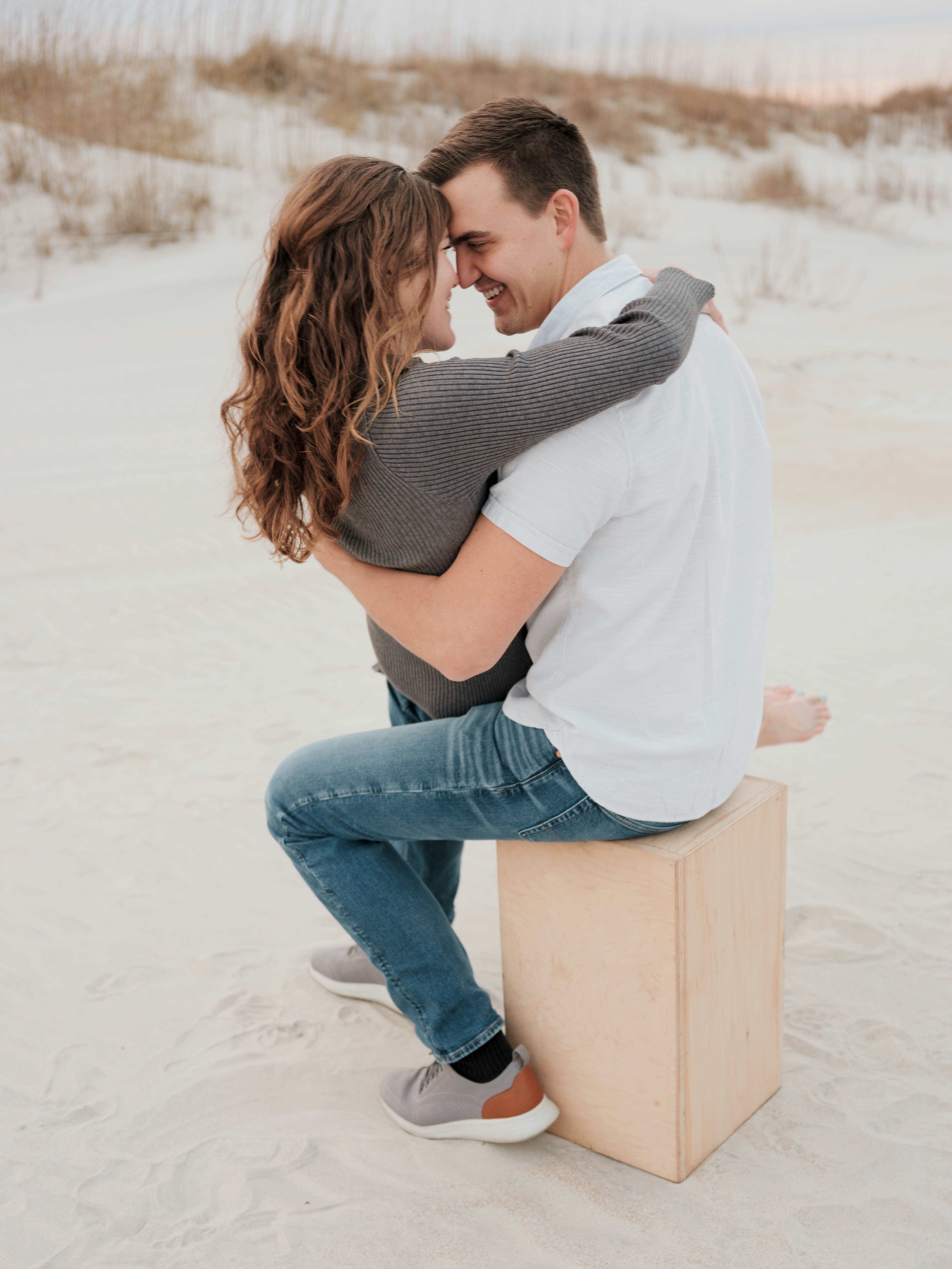 Couple happy proposal, ilustrasi artikel Engaged! Your 10 Essential Immediate Steps After Saying 