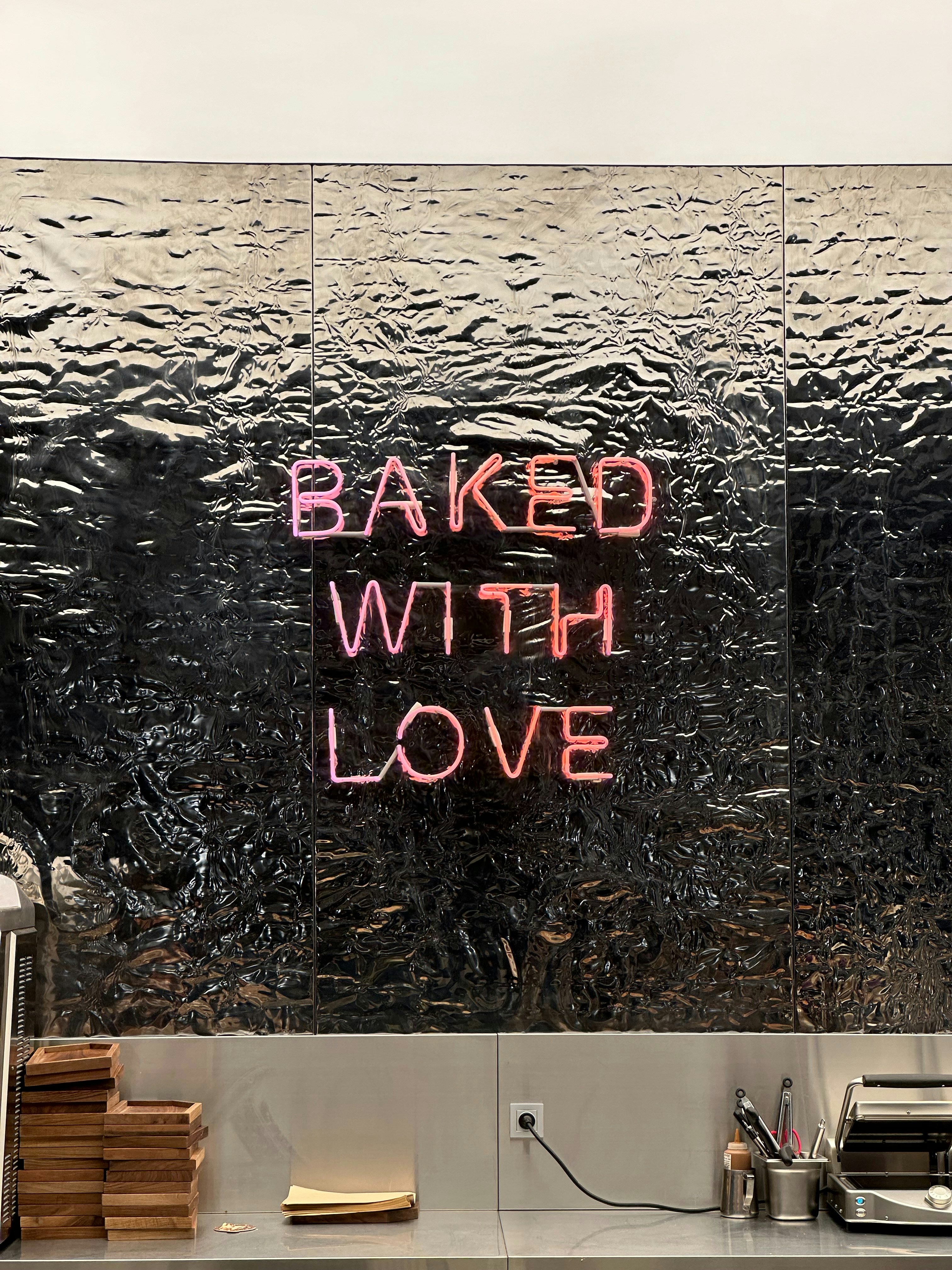 Un panneau qui dit cuit avec amour sur un mur de verre