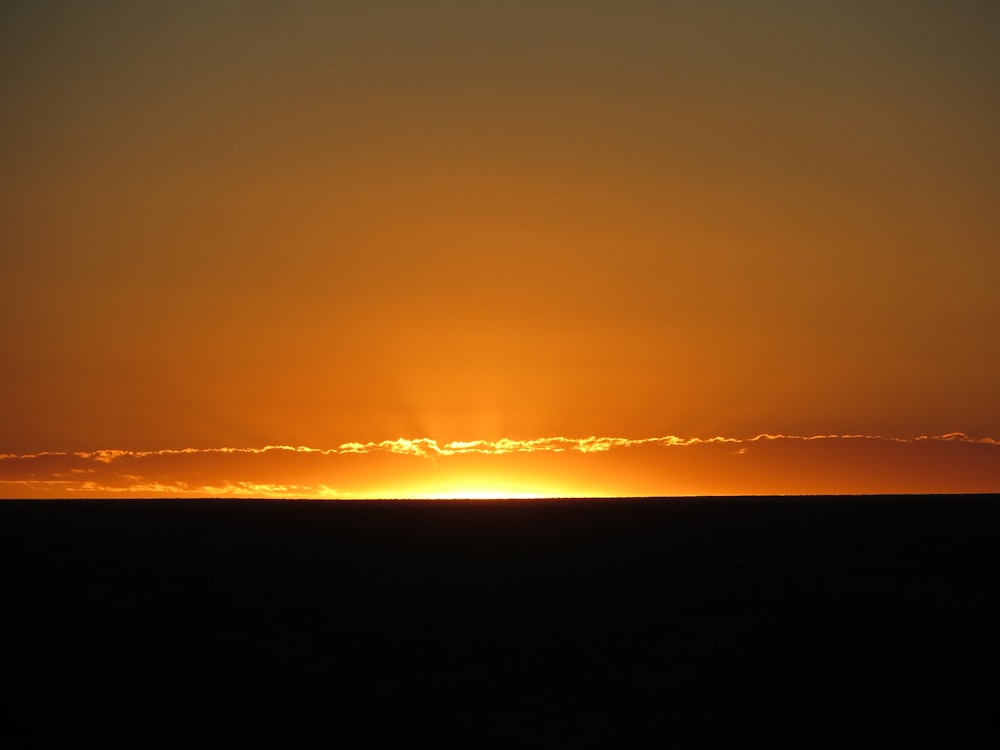 Il sole sta tramontando sull'orizzonte dell'orizzonte