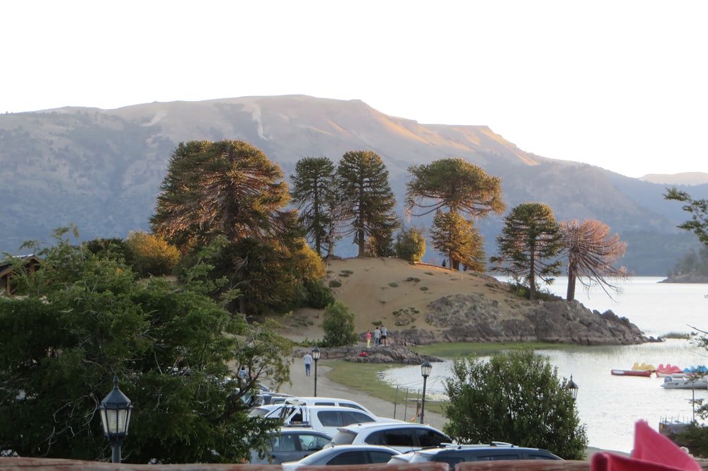 une vue sur un lac et des montagnes depuis une terrasse