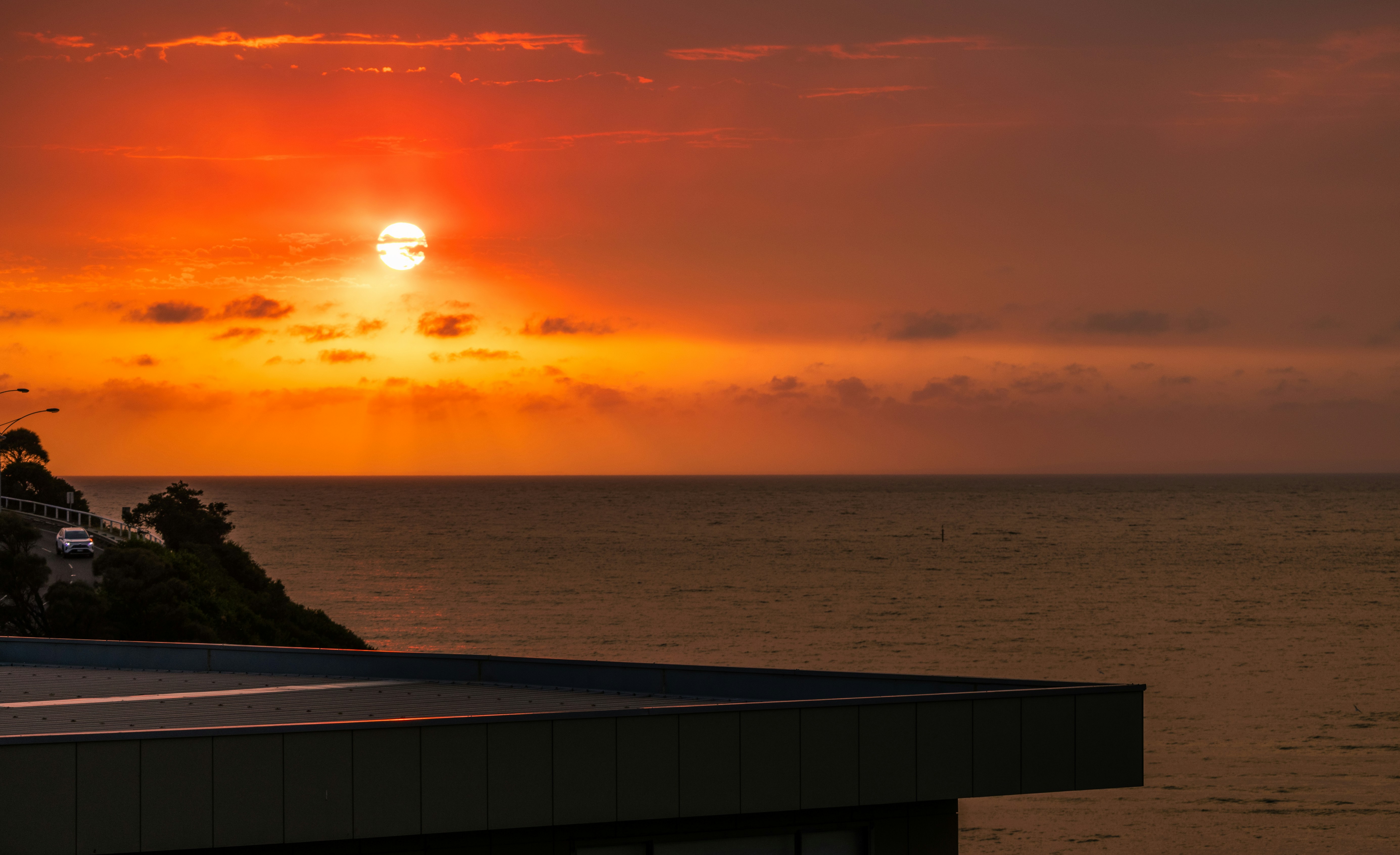 Le soleil se couche sur l’océan par temps nuageux