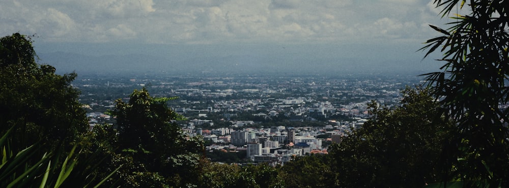 Una veduta di una città dalla cima di una collina