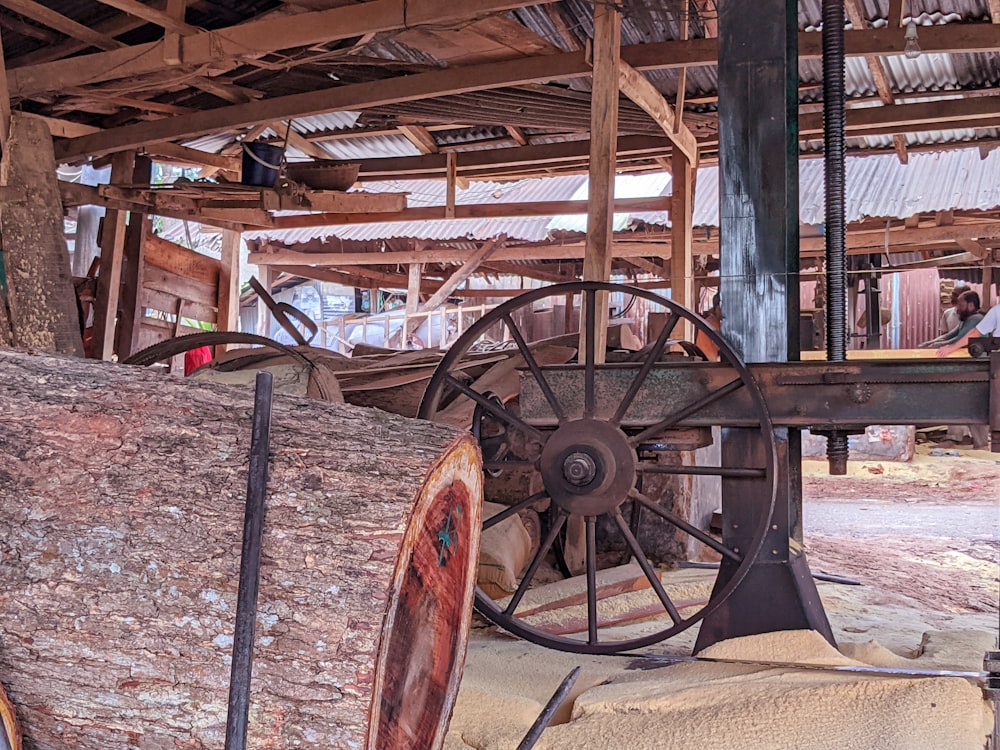 an old machine is sitting inside of a building