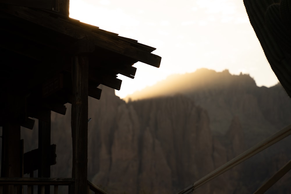 Una vista de una montaña con un cielo al fondo