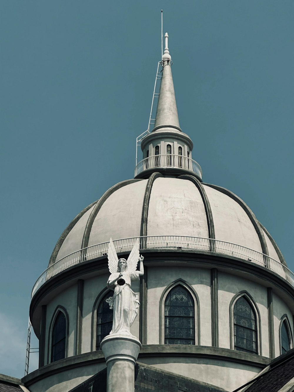 uma estátua de um anjo no topo de um edifício