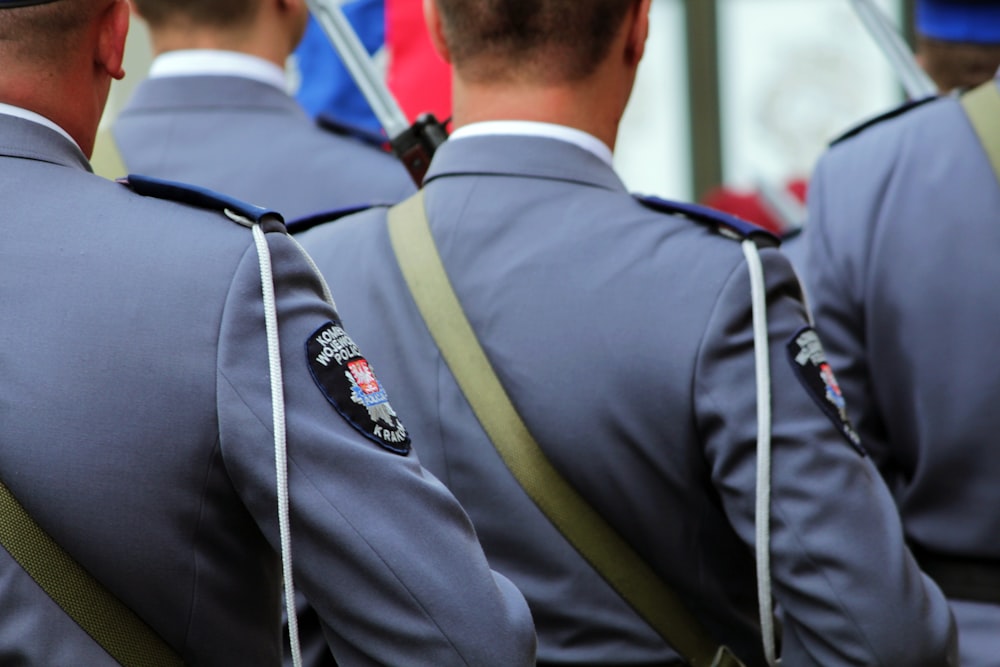 eine Gruppe von Männern in Uniform, die nebeneinander stehen