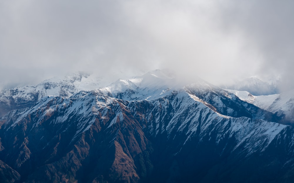 Une vue d’une chaîne de montagnes enneigées depuis un avion