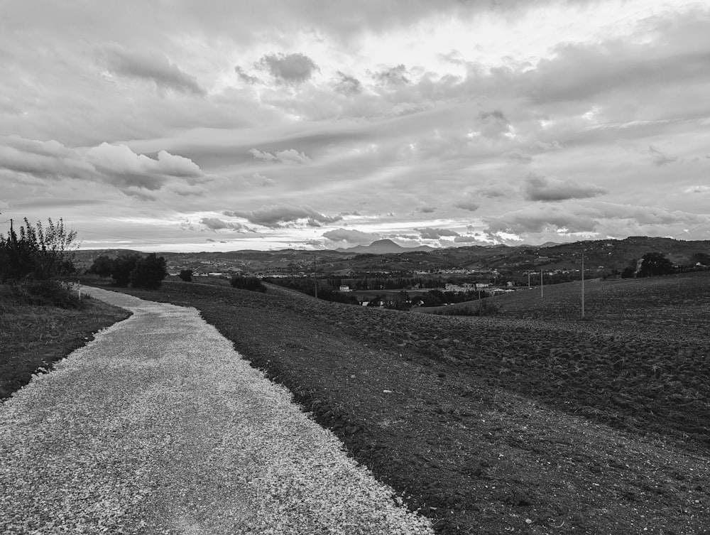 uma foto em preto e branco de uma estrada de terra