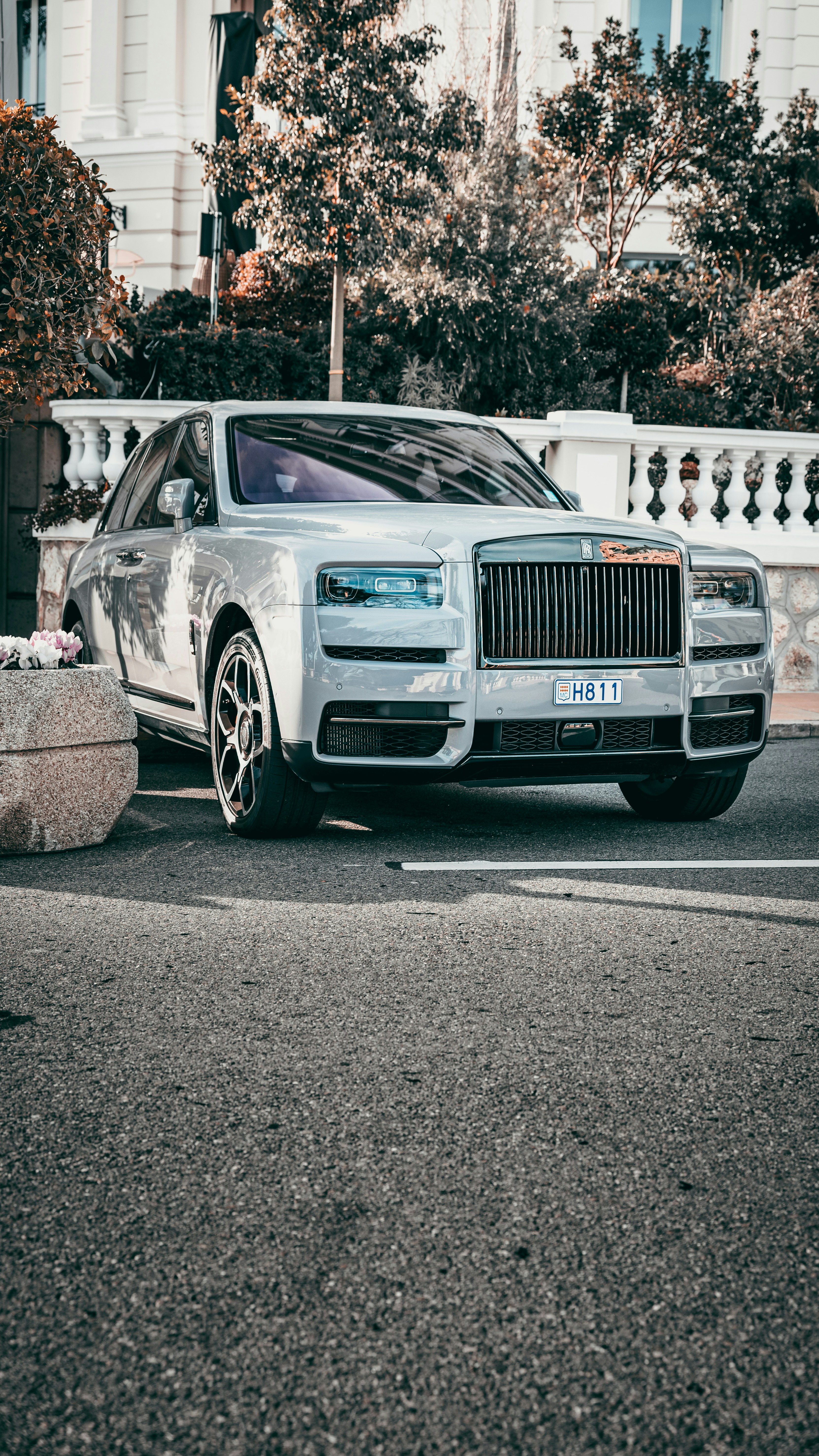 Una Rolls Royce parcheggiata sul ciglio della strada