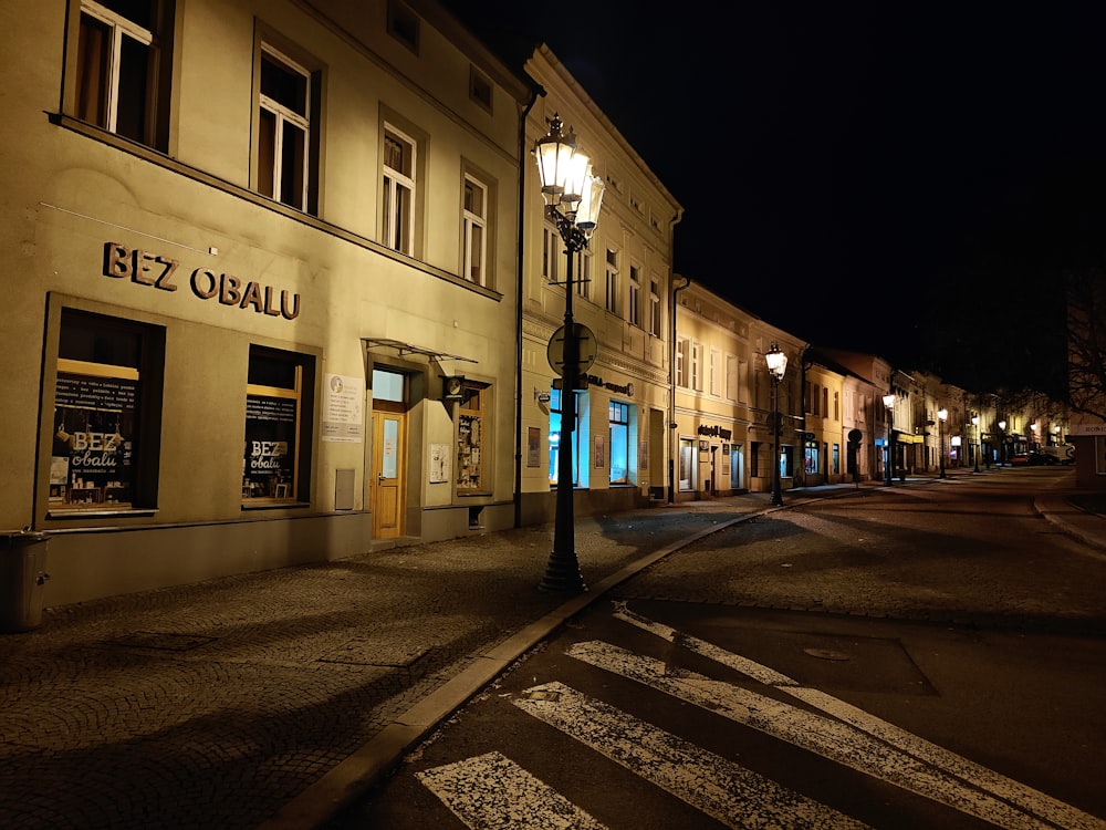 una calle de la ciudad por la noche con una farola