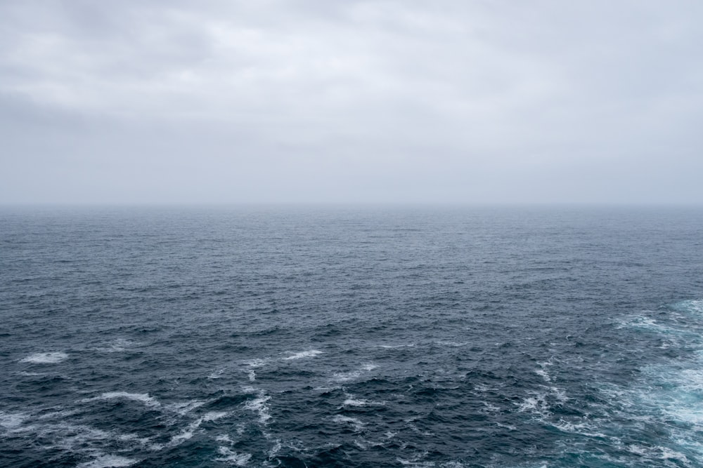 une grande étendue d’eau entourée de nuages