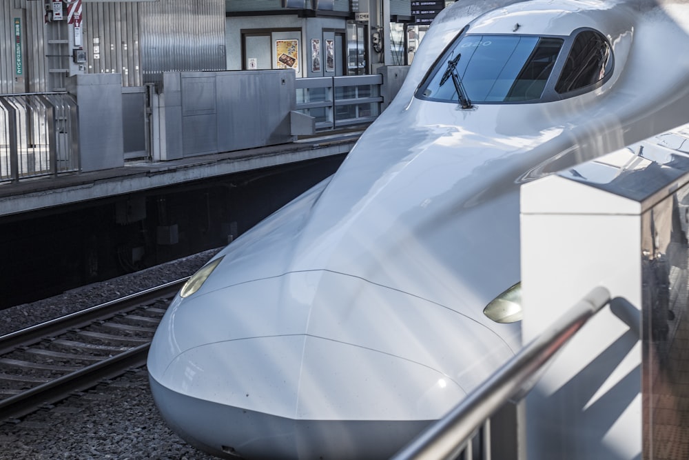 Un train à grande vitesse blanc garé dans une gare