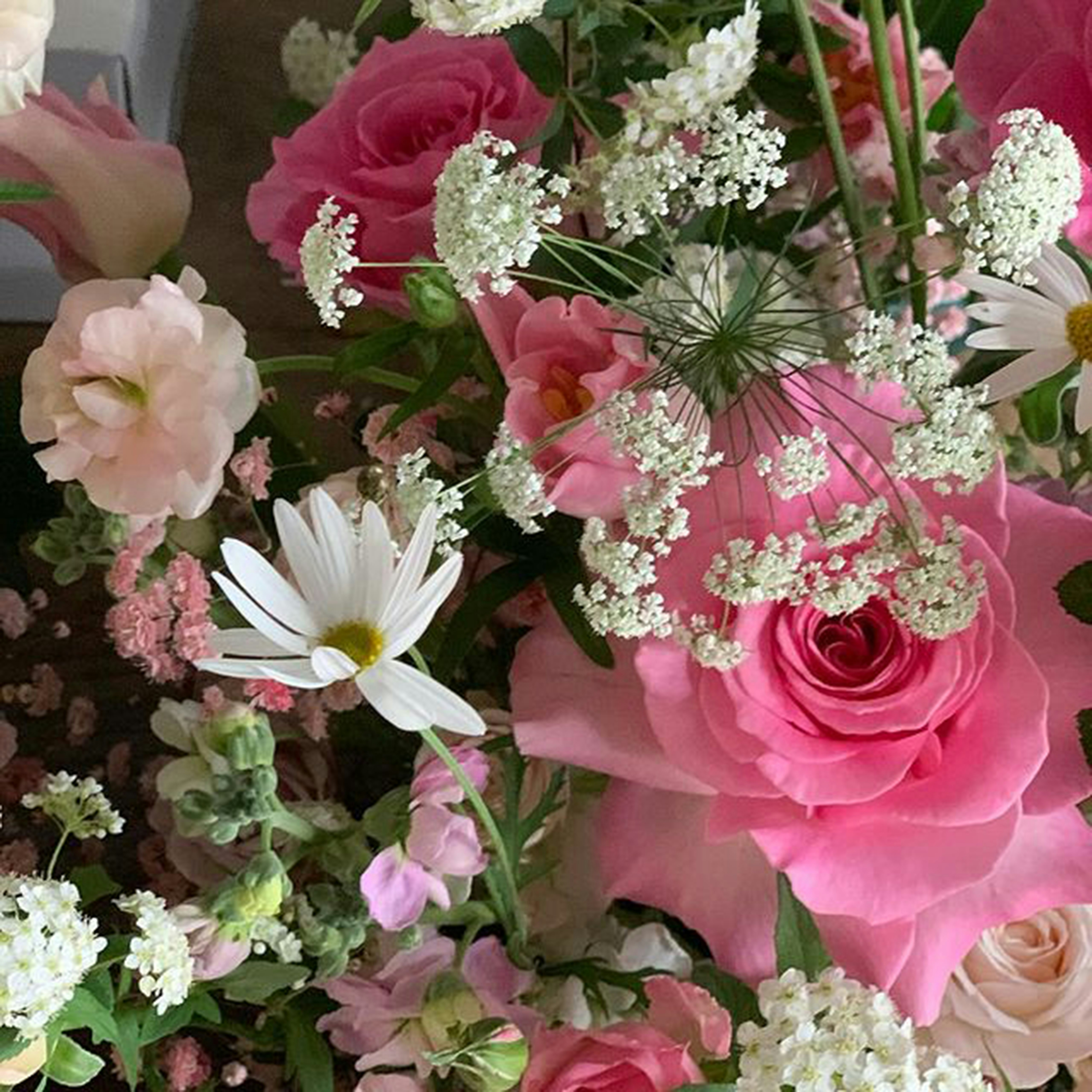 Buchet romantic cu trandafiri rosii si bujori albi pentru nunta