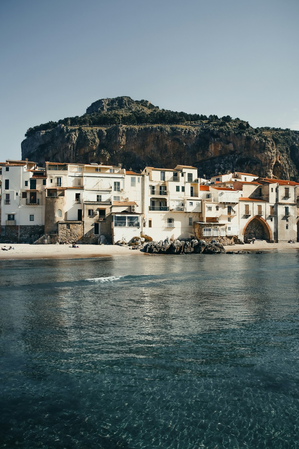 a small town on the shore of a body of water