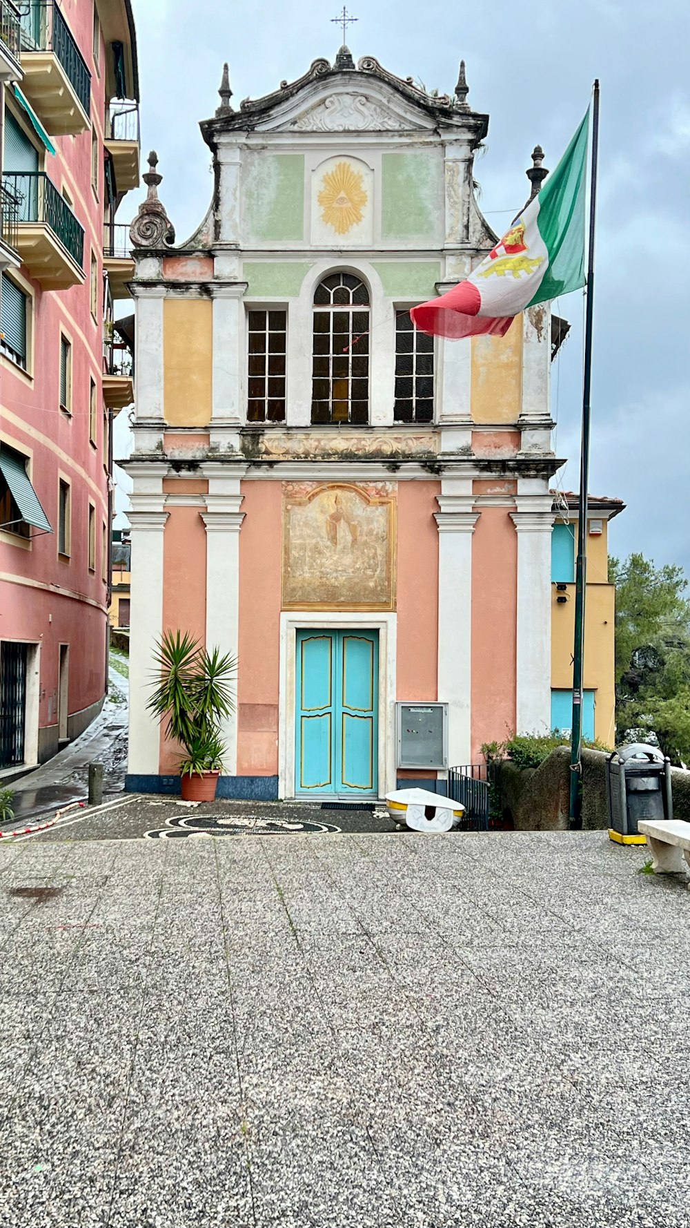 ein Gebäude mit einer blauen Tür und einer Flagge darauf