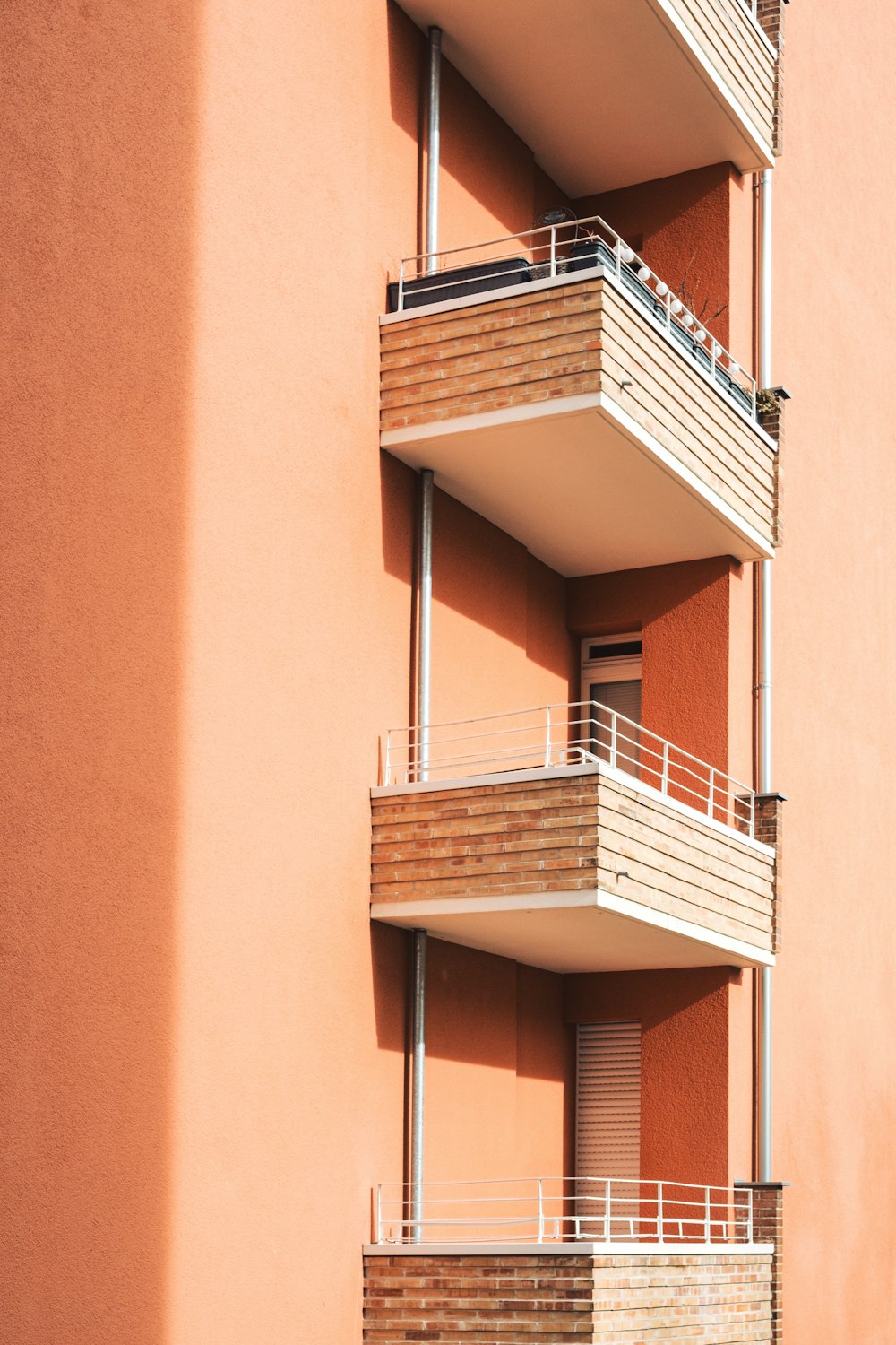 un edificio alto con balconi e balconi sui balconi