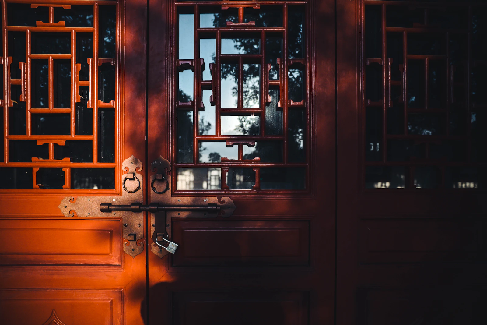 Porte verrouillée, pour illustrer une FAQ sur la serrurerie