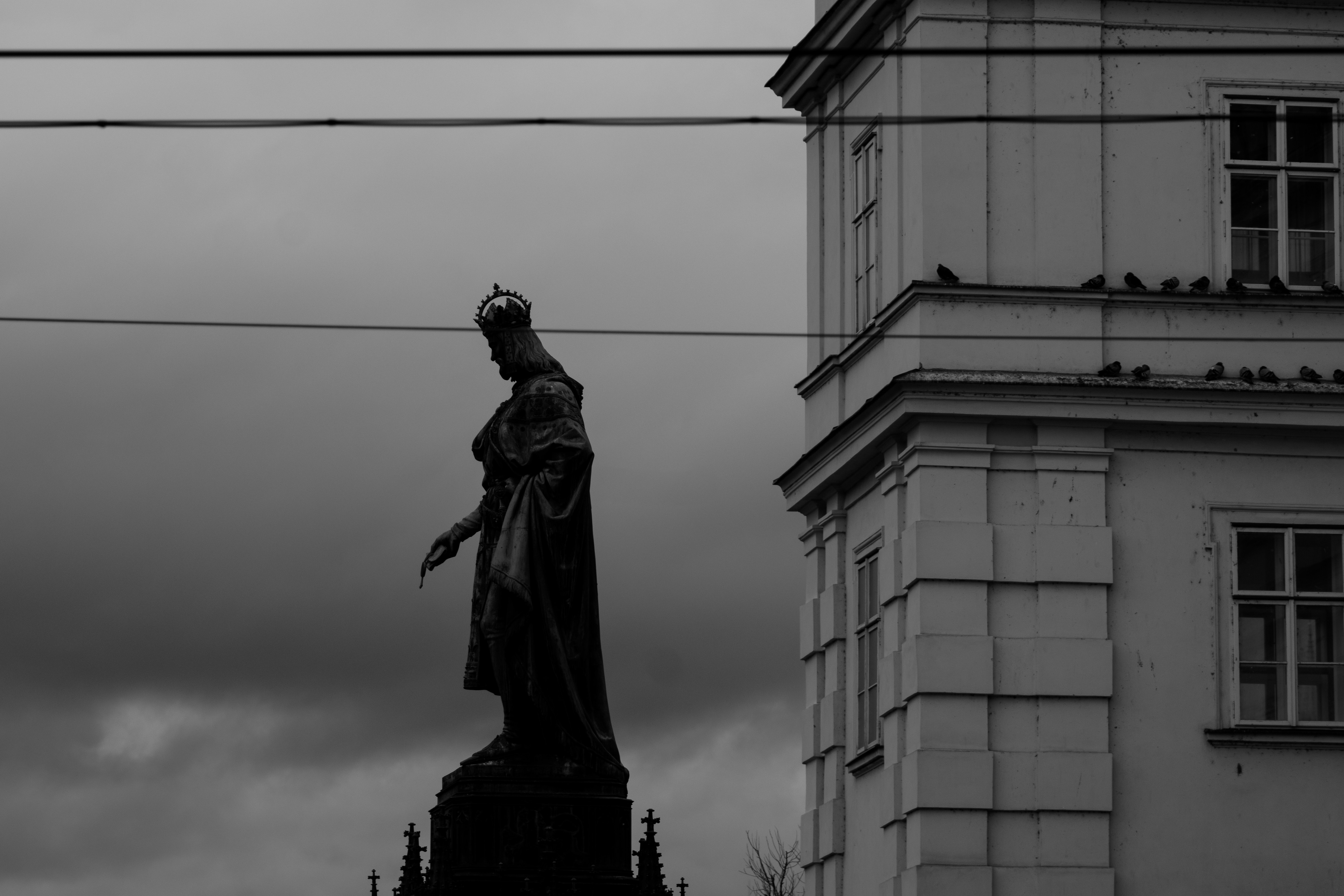 a black and white photo of a statue in front of a building