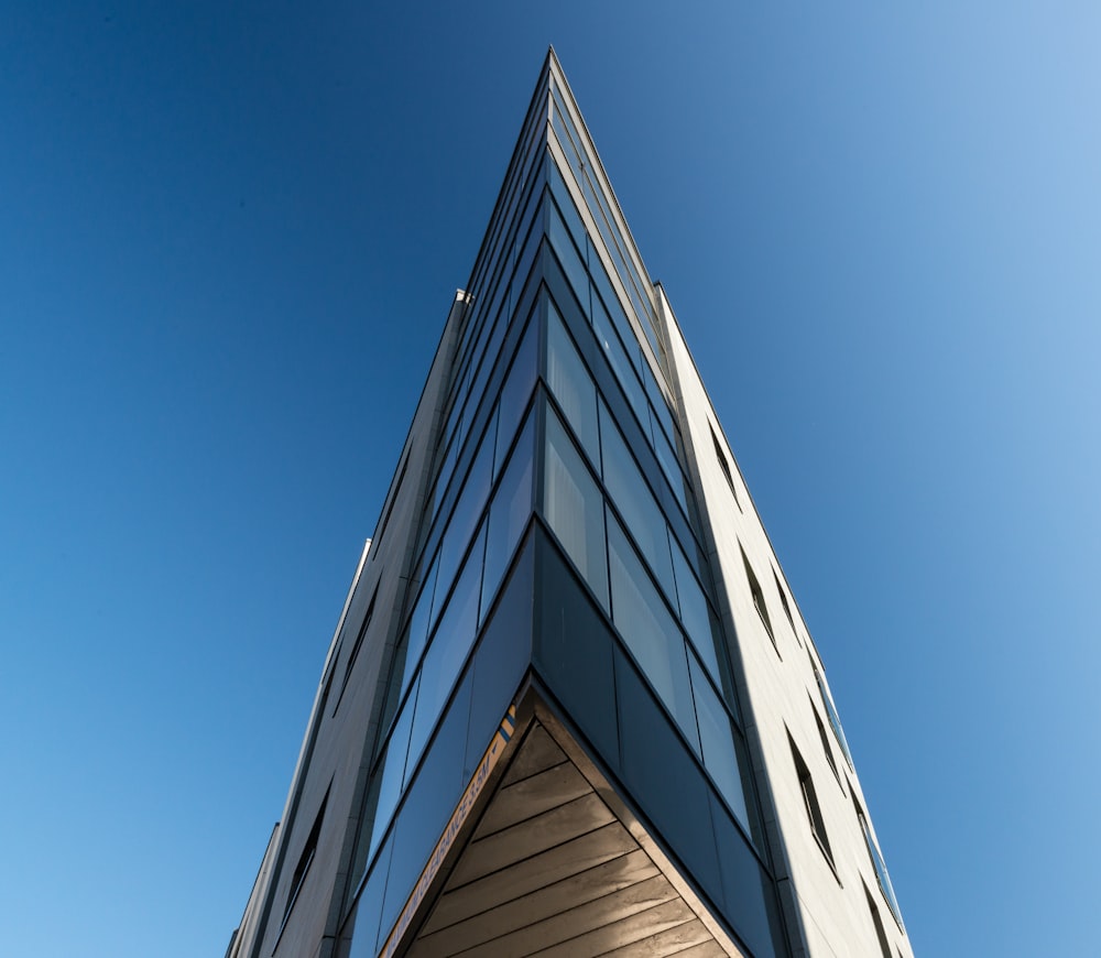 un très grand bâtiment avec un fond de ciel