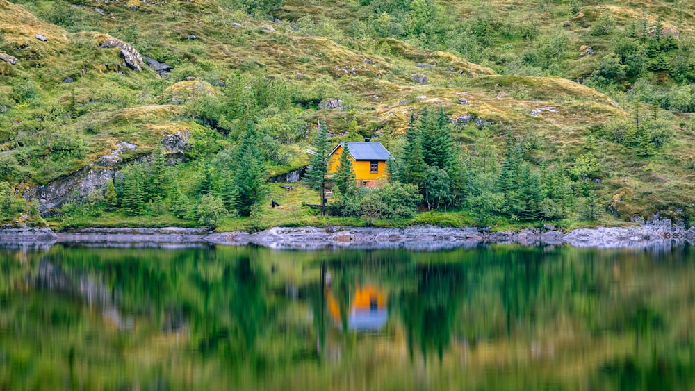a cabin on a small island in the middle of a lake