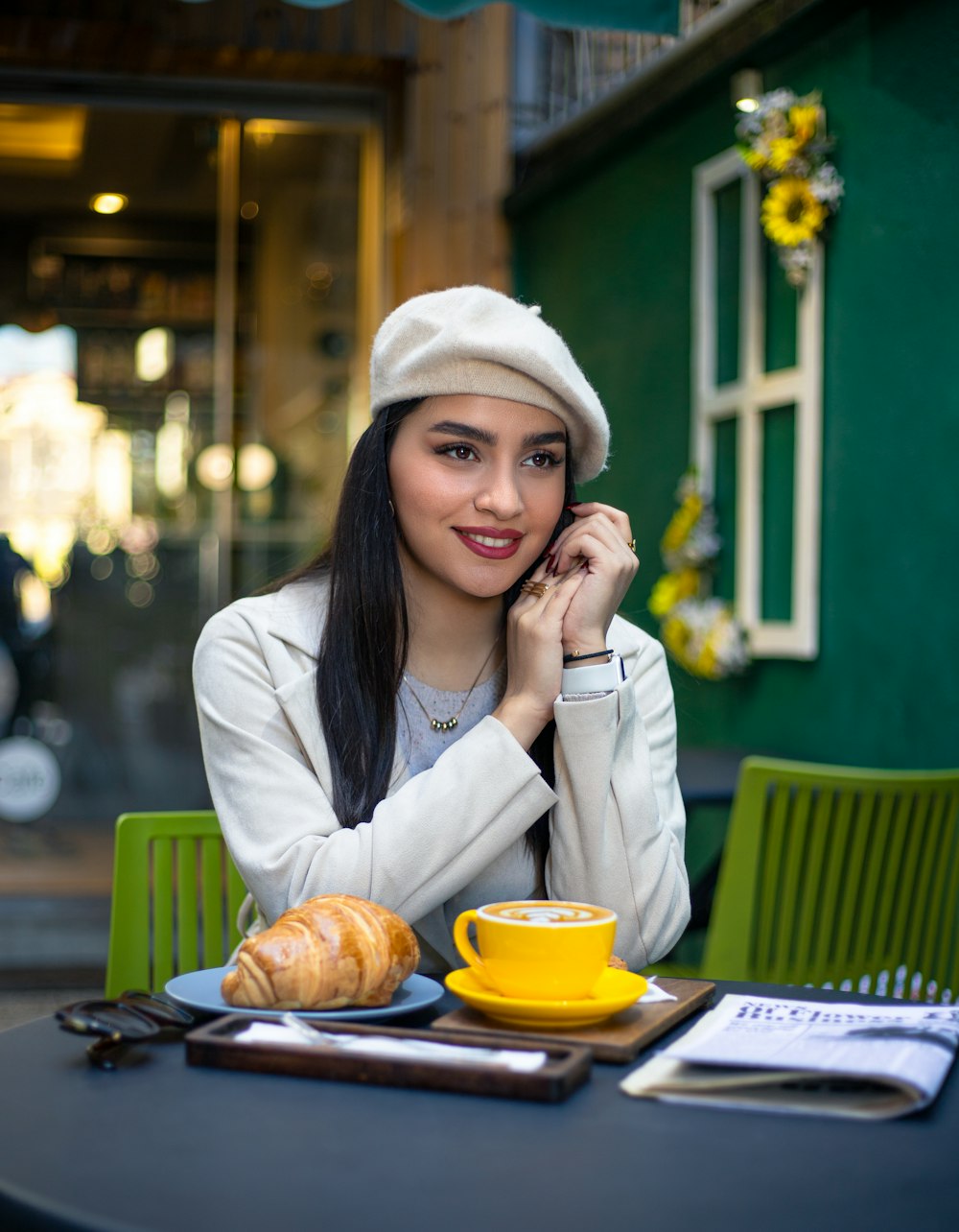 커피 한 잔과 함께 테이블에 앉아있는 여성