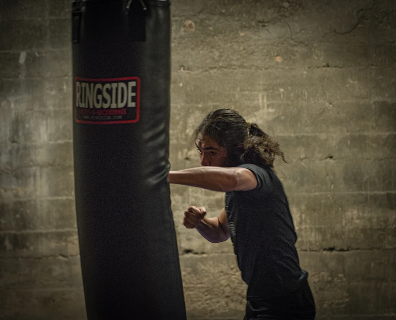 Entrenamiento de combate en una academia deportiva