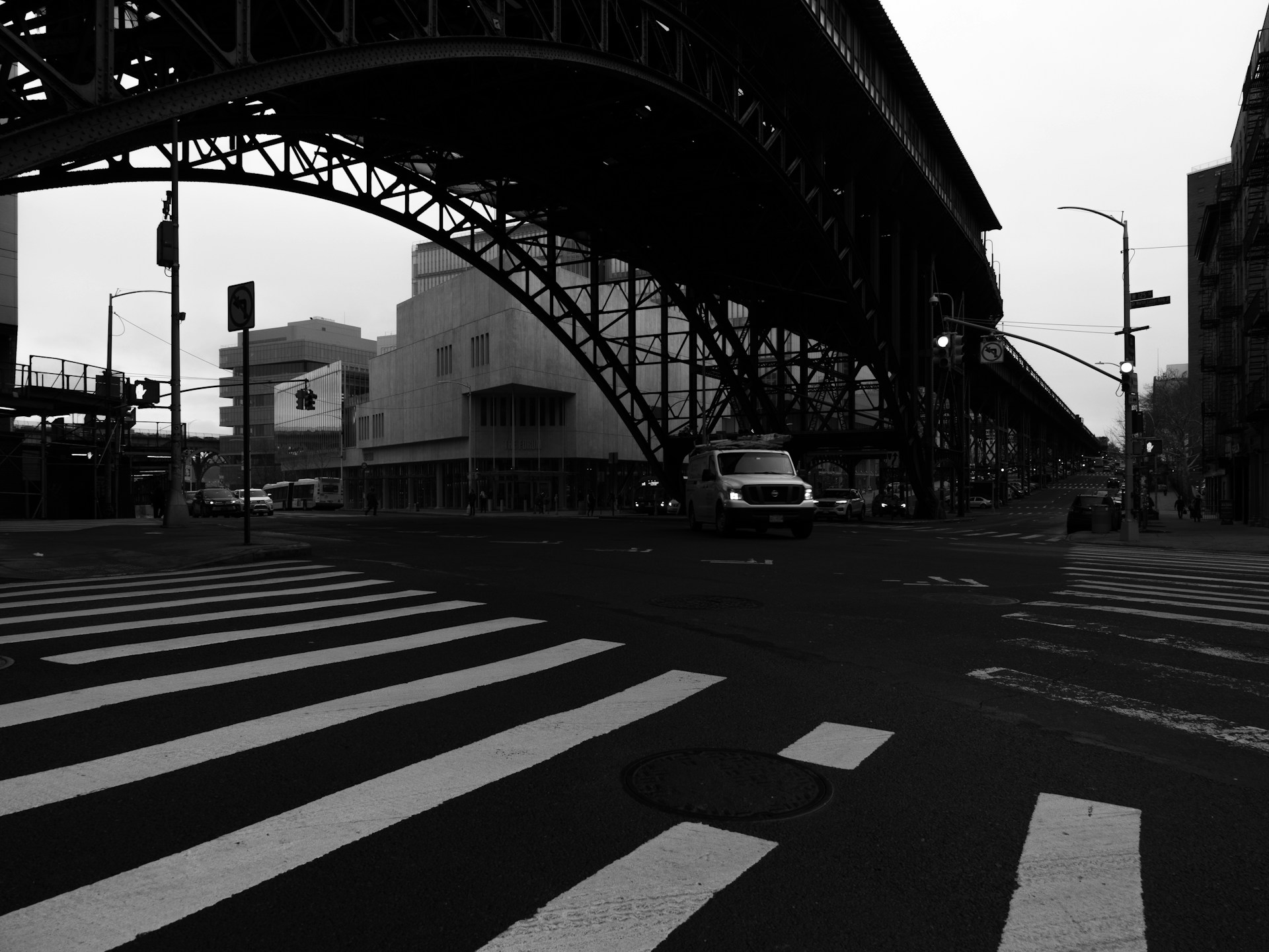 a black and white photo of a city street
