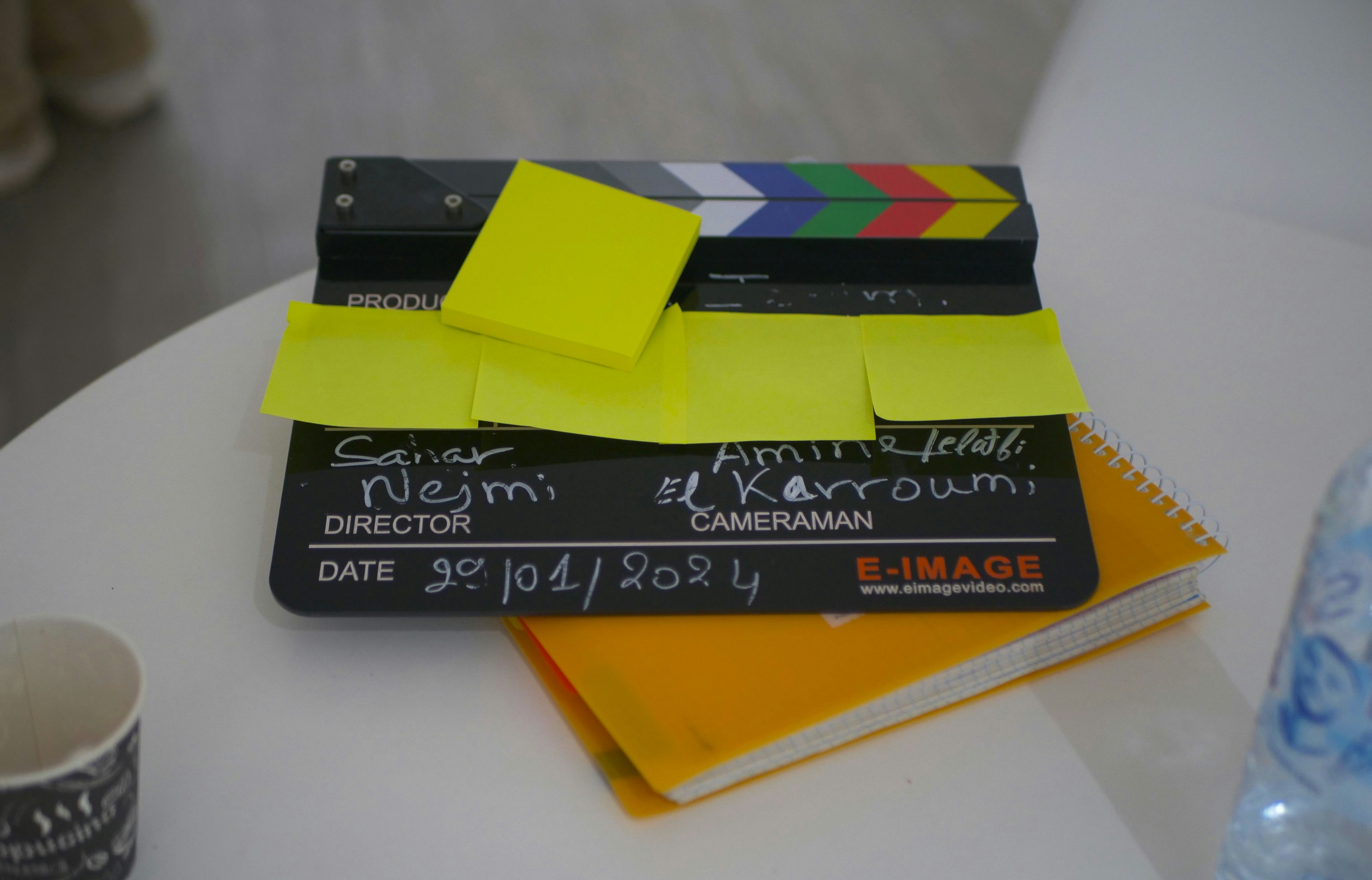 노란색 포스트잇 더미가 쌓여 있는 테이블