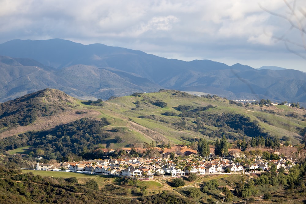Una vista panoramica di una piccola città tra le montagne