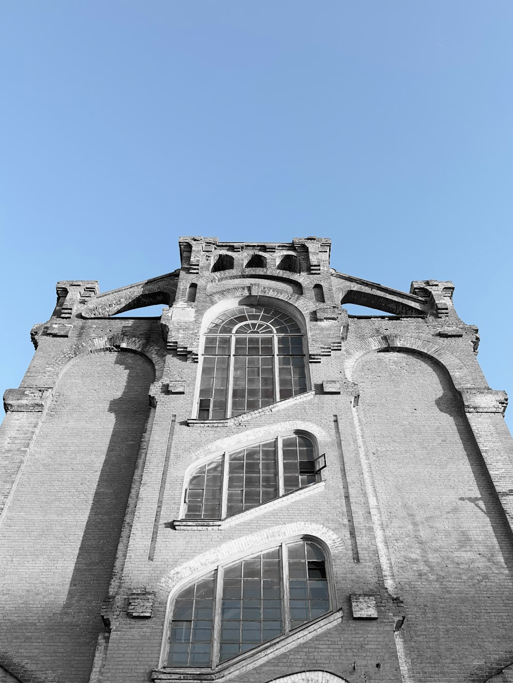 Un très grand bâtiment avec une horloge sur le côté