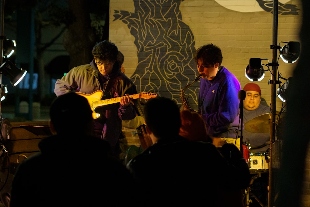 Un grupo de personas que están tocando guitarras