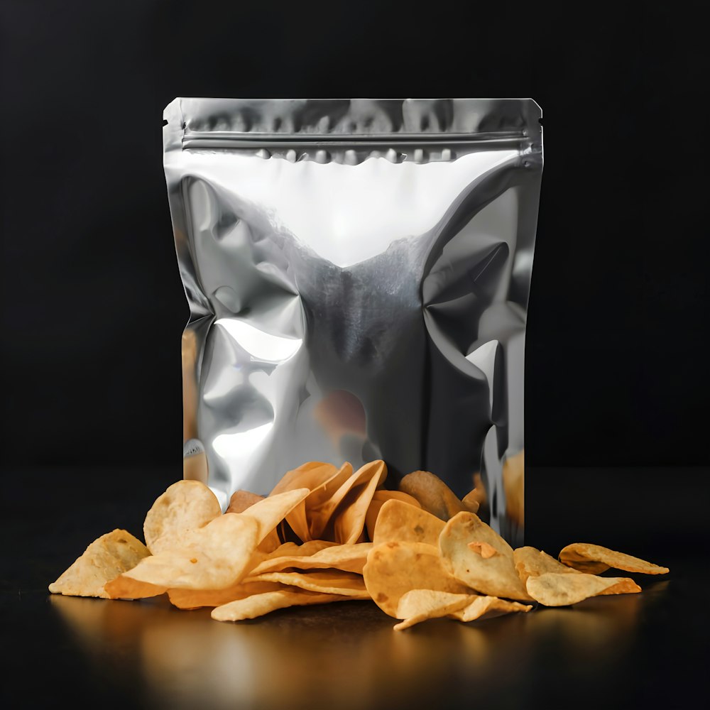 eine Tüte Chips, die auf einem Tisch steht